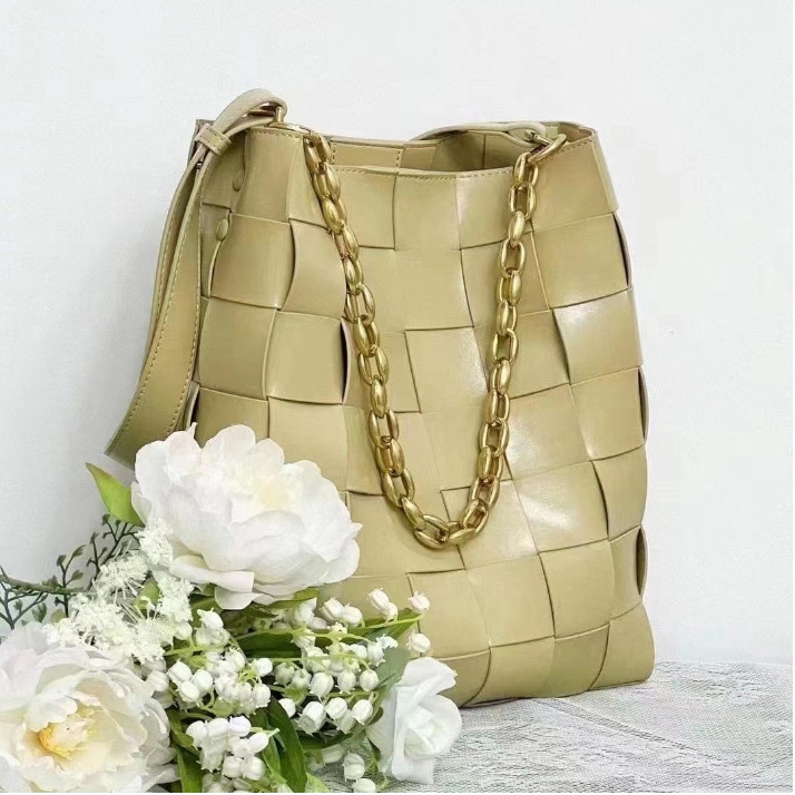 2022 Fall New Arrivel Brown Leather Woven Bucket Bags Gold Chain