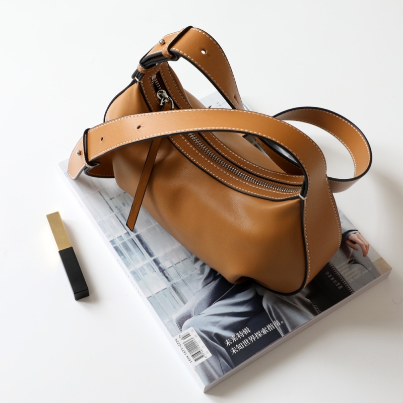 Black Minimalist Leather Shoulder Bag With Zipper